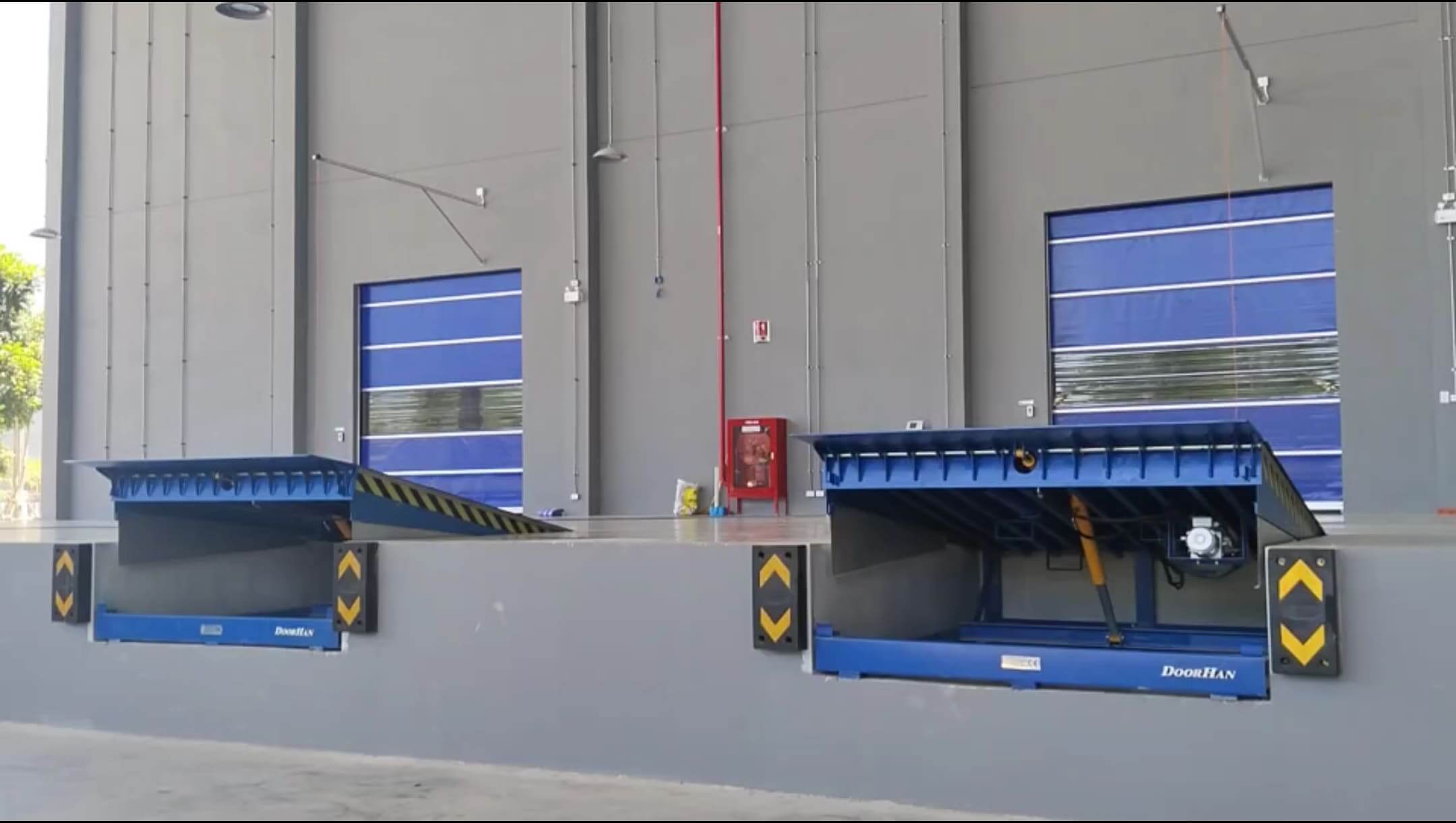 ประตูไฮสปีดความเร็วสูง และระบบขนถ่ายสินค้า– ศูนย์กระจายสินค้า Amazon coffee