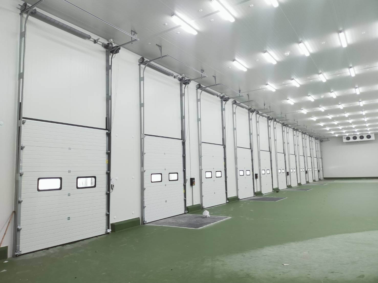 Sectional Doors และลานโหลดสินค้าครบวงจร – ศูนย์กระจายสินค้า เครื่องดื่มบำรุงกำลังคาราบาวแดง