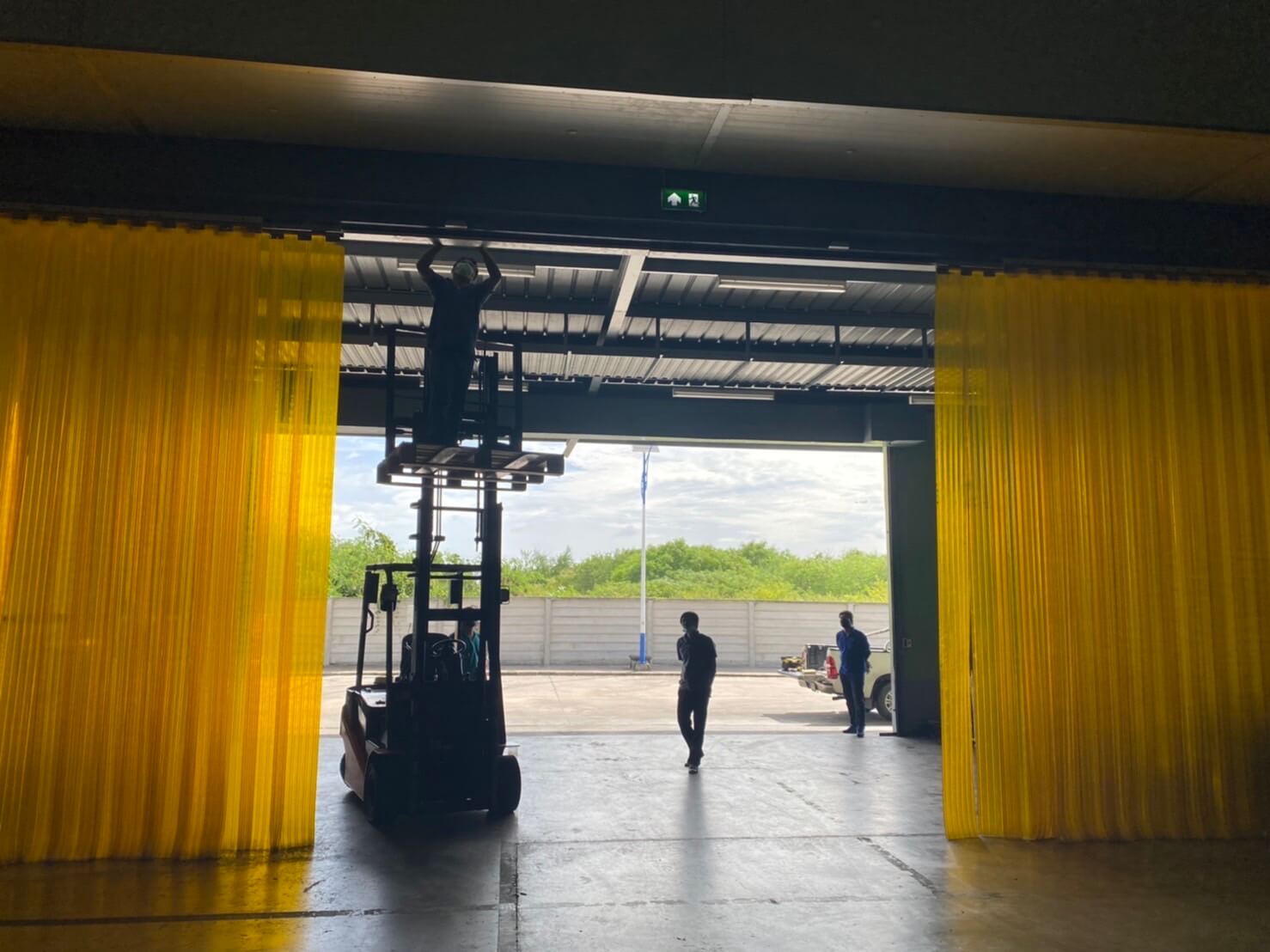 การติดตั้งประตูแบบม่านริ้วพลาสติก